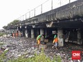 Menengok Hamparan Sampah di Kolong Tol Wiyoto Wiyono