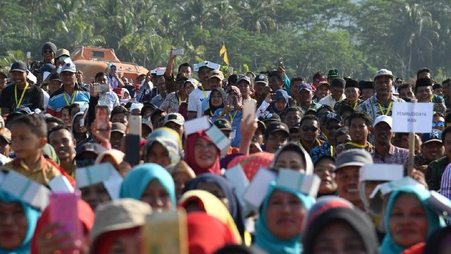 Keramba jaring apung (KJA) lepas pantai ini merupakan budidaya ikan dengan cara modern.