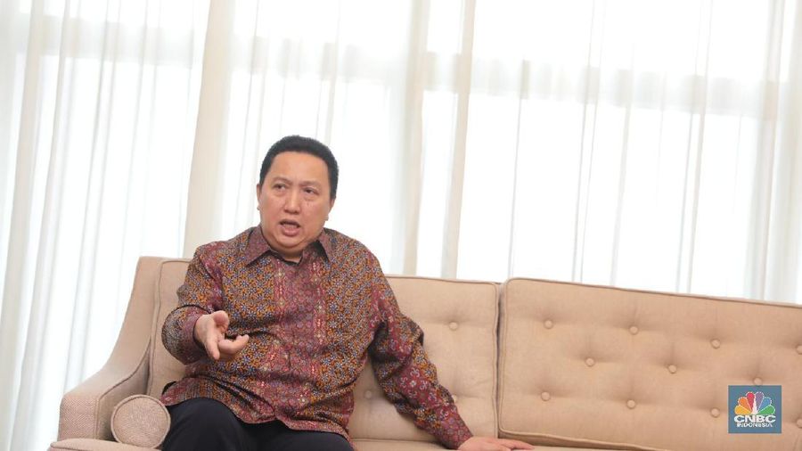 Pengusaha Boy Thohir saat memberi tanggapan kepada tim վ di Kantor Adaro, Jakarta, Selasa (24/4) Boy Thohir merupakan putra dari salah satu pemilik Astra International Teddy Tohir. Dia juga seorang pengusaha yang sudah cukup lama berkecimpung di dunia bisnis. Dia menyelesaikan pendidikan MBA-nya di Northrop University Amerika Serikat. Boy Thohir dikenal sebagai pengusaha muda yang sukses membawa Adaro Energy sebagai perusahaan batu bara terbesar di Indonesia. (վ/Muhammad Sabki)