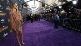 Penggemar telah menunggu-nunggu saat bintang dari pahlawan super idola mereka, seperti Robert Downey Jr., Benedict Cumberbatch atau Scarlett Johansson di karpet ungu. (REUTERS/Mario Anzuoni)