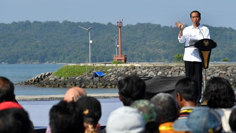 Keramba jaring apung (KJA) lepas pantai ini merupakan budidaya ikan dengan cara modern.