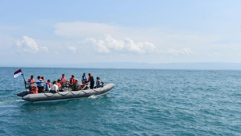 Keramba jaring apung (KJA) lepas pantai ini merupakan budidaya ikan dengan cara modern.