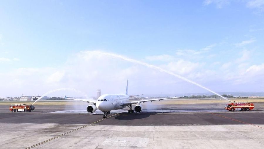 Pertamina turunkan harga avtur menjadi Rp 7.960 per liter.