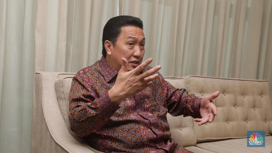 Pengusaha Boy Thohir saat memberi tanggapan kepada tim CNBC Indonesia di Kantor Adaro, Jakarta, Selasa (24/4) Boy Thohir merupakan putra dari salah satu pemilik Astra International Teddy Tohir. Dia juga seorang pengusaha yang sudah cukup lama berkecimpung di dunia bisnis. Dia menyelesaikan pendidikan MBA-nya di Northrop University Amerika Serikat. Boy Thohir dikenal sebagai pengusaha muda yang sukses membawa Adaro Energy sebagai perusahaan batu bara terbesar di Indonesia. (CNBC Indonesia/Muhammad Sabki)