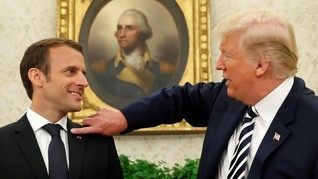 Pamer Kedekatan, Trump Bersihkan Ketombe di Bahu Macron
