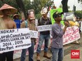 Warga Pulau Pari Geruduk Kantor Anies-Sandi