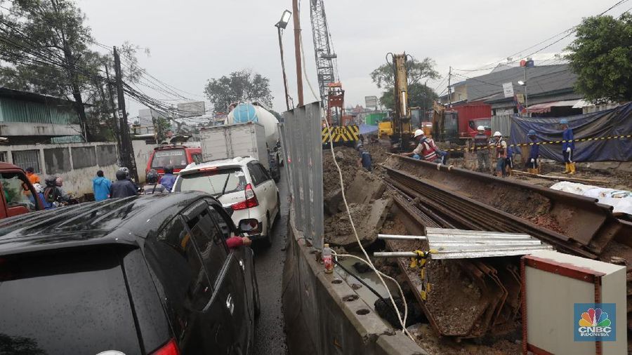 Pipa gas yang bocor diduga akibat kegiatan pemancangan proyek jalan tol