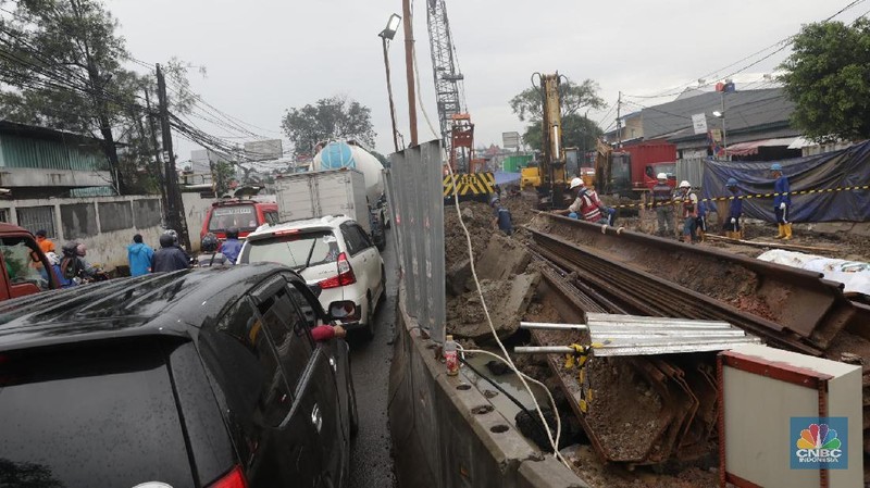 Pipa gas yang bocor diduga akibat kegiatan pemancangan proyek jalan tol