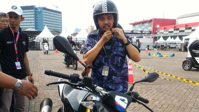 Roy Suryo Beli Motor 'Murah' BMW di IIMS 2018