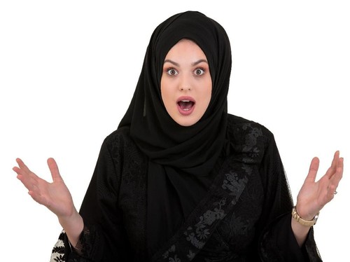 Gara-Gara Ilusi Optik, Wanita Pakai Gamis Ini Dihujat Netizen Gara-Gara Ilusi Optik, Wanita Pakai Gamis Ini Dihujat Netizen