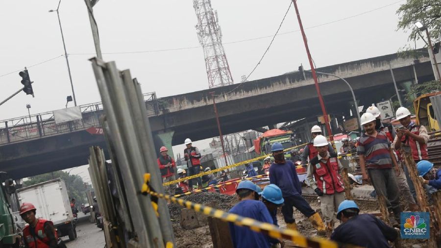 Pipa gas yang bocor diduga akibat kegiatan pemancangan proyek jalan tol