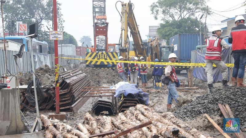 Pipa gas yang bocor diduga akibat kegiatan pemancangan proyek jalan tol