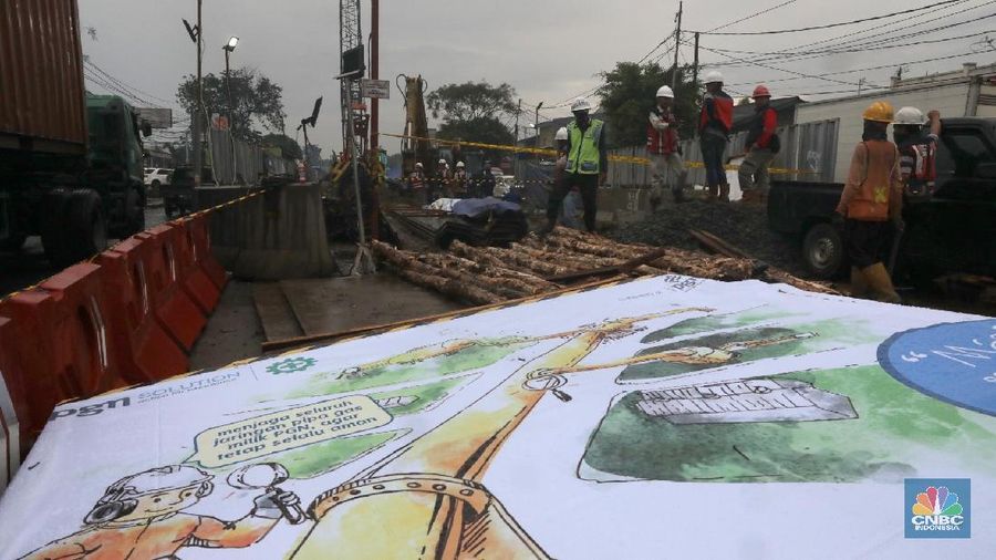 Pipa gas yang bocor diduga akibat kegiatan pemancangan proyek jalan tol