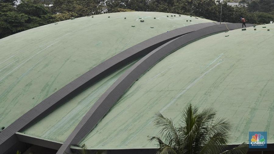 Pekerja menutup retakan atap gedung DPR/MPR dengan waterproof di Kompleks Parlemen,Senayan,Jakarta, 24 April 2018.DPR akan mempertimbangkan untuk tidak melanjutkan pembangunan gedung baru dan alun-alun demokrasi tahap kedua dalam Rancangan Anggaran Pendapatan dan Belanja 2019 (RAPBN) jika tidak mendapatkan izin dari pemerintah pusat. (վ/Muhammad Sabki)

վ INDONESIA /Muhammad Sabki