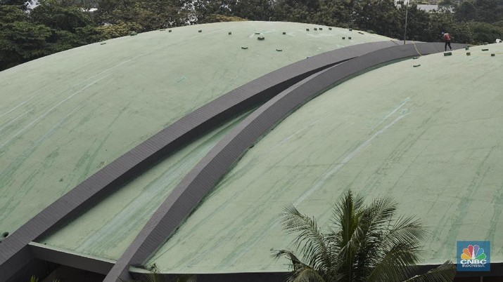 dpr pertimbangkan rapbn 2019 Pekerja menutup retakan atap gedung DPR/MPR dengan waterproof di Kompleks Parlemen,Senayan,Jakarta, 24 April 2018.DPR akan mempertimbangkan untuk tidak melanjutkan pembangunan gedung baru dan alun-alun demokrasi tahap kedua dalam Rancangan Anggaran Pendapatan dan Belanja 2019 (RAPBN) jika tidak mendapatkan izin dari pemerintah pusat. (CNBC Indonesia/Muhammad Sabki)
CNBC INDONESIA /Muhammad Sabki
