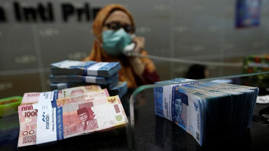 Indonesian rupiah banknotes are seen after they were counted at a money changers in Jakarta, Indonesia April 25, 2018. REUTERS/Willy Kurniawan