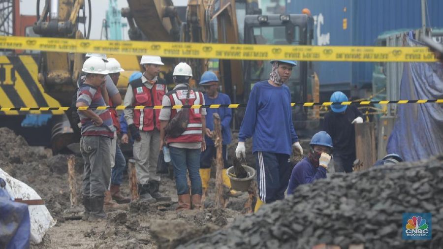 Pipa gas yang bocor diduga akibat kegiatan pemancangan proyek jalan tol