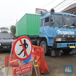 FOTO: Melihat Proses Perbaikan Pipa PGN yang Bocor di Cakung