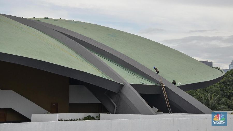 Pekerja menutup retakan atap gedung DPR/MPR dengan waterproof di Kompleks Parlemen,Senayan,Jakarta, 24 April 2018.DPR akan mempertimbangkan untuk tidak melanjutkan pembangunan gedung baru dan alun-alun demokrasi tahap kedua dalam Rancangan Anggaran Pendapatan dan Belanja 2019 (RAPBN) jika tidak mendapatkan izin dari pemerintah pusat. (վ/Muhammad Sabki)

վ INDONESIA /Muhammad Sabki