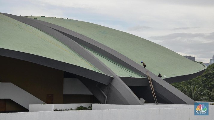 Pekerja menutup retakan atap gedung DPR/MPR dengan waterproof di Kompleks Parlemen,Senayan,Jakarta, 24 April 2018.DPR akan mempertimbangkan untuk tidak melanjutkan pembangunan gedung baru dan alun-alun demokrasi tahap kedua dalam Rancangan Anggaran Pendapatan dan Belanja 2019 (RAPBN) jika tidak mendapatkan izin dari pemerintah pusat. (CNBC Indonesia/Muhammad Sabki)

CNBC INDONESIA /Muhammad Sabki