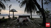 Pantai yang biasanya ramai oleh keriaan juga terasa seperti kuburan tak berpenghuni.