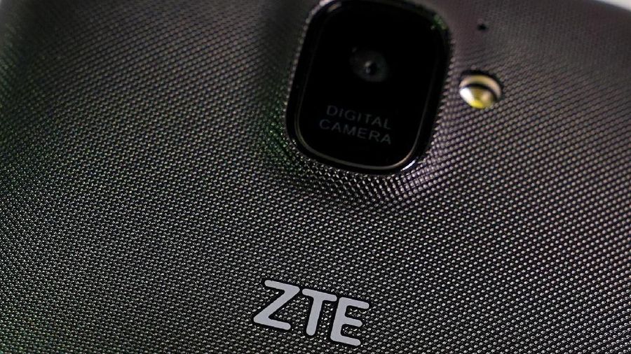 Menurut Trump, ZTE banyak membeli komponen tunggal dari perusahaan AS. Perusahaan AS menyediakan 25%-30% komponen ponsel pintar yang diproduksi ZTE.