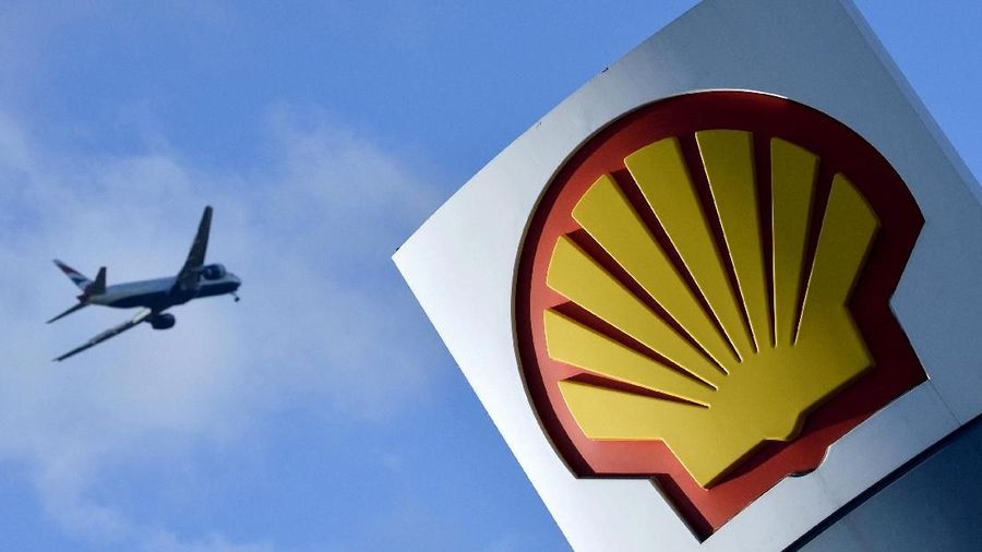 FILE PHOTO: A passenger plane flies over a Shell logo at a petrol station in west London,  January 29, 2015. REUTERS/Toby Melville