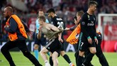 Usai pertandingan leg pertama yang dimenangi Real Madrid 2-1, sejumlah suporter masuk ke lapangan Allianz Arena. Selanjutnya Madrid akan menjamu Bayern Munchen pada Selasa (1/5). (REUTERS/Michael Dalder)