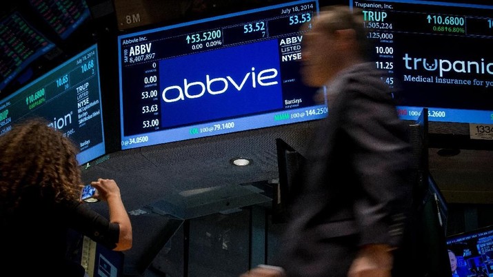 wall street new york stock exchange FILE PHOTO: A screen displays the share price for pharmaceutical maker AbbVie on the floor of the New York Stock Exchange July 18, 2014. REUTERS/Brendan McDermid