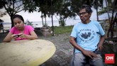 Dua pekerja restoran di Marina City. Saat ini restoran dan bar buka seadanya. Pengunjungnya bukan lagi masyarakat kelas menengah ke atas yang biasa datang dengan yacht atau mobil mewah.