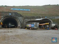 FOTO: Ini Jalan Tol yang Punya Terowongan Tembus Bukit di RI