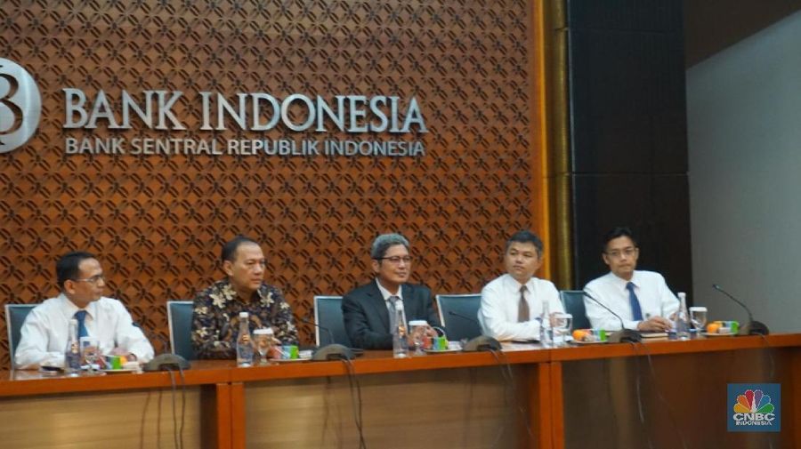 Keputusan tersebut diambil karena BI ingin tetap melayani transaksi keuangan baik tunai maupun non tunai pada saat cuti bersama di Hari Raya Idul Fitri.