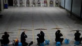Di tengah pelarangan berburu hewan untuk dikonsumsi, masyarakat tetap memanah untuk berburu burung. Sebelumnya, mereka berburu beruang dan hewan liar. (REUTERS/Aly Song)