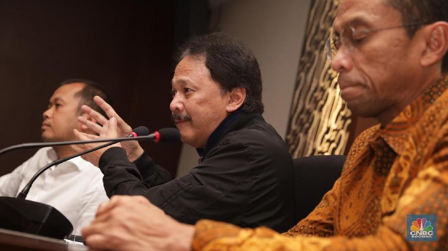 Salah satu cara agar depresiasi rupiah terhadap dolar Amerika Serikat (AS) tidak berlanjut adalah dengan menaikkan suku bunga acuan atau BI 7Day Repo Rate.