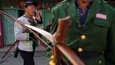 Memanah menjadi kebutuhan karena pemerintah melarang penjualan pisau dapur pada fase politik. (REUTERS/Aly Song)