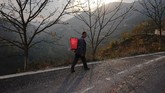 Tingginya angka urbanisasi yang dilakukan generasi muda menyebabkan pewaris tradisi memanah berburu menjadi terancam. (REUTERS/Aly Song)
