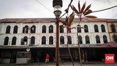 Bangunan-bangunan bertingkat yang bergaya Eropa kini tak ada penghuninya. Restoran dan bar yang biasanya penuh sesak kini kosong melompong.