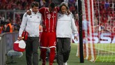 Kekuatan Bayern Munchen semakin berkurang di lini belakang setelah Jerome Boateng mengalami cedera dan ditarik keluar pada menit ke-34. (REUTERS/Michael Dalder)