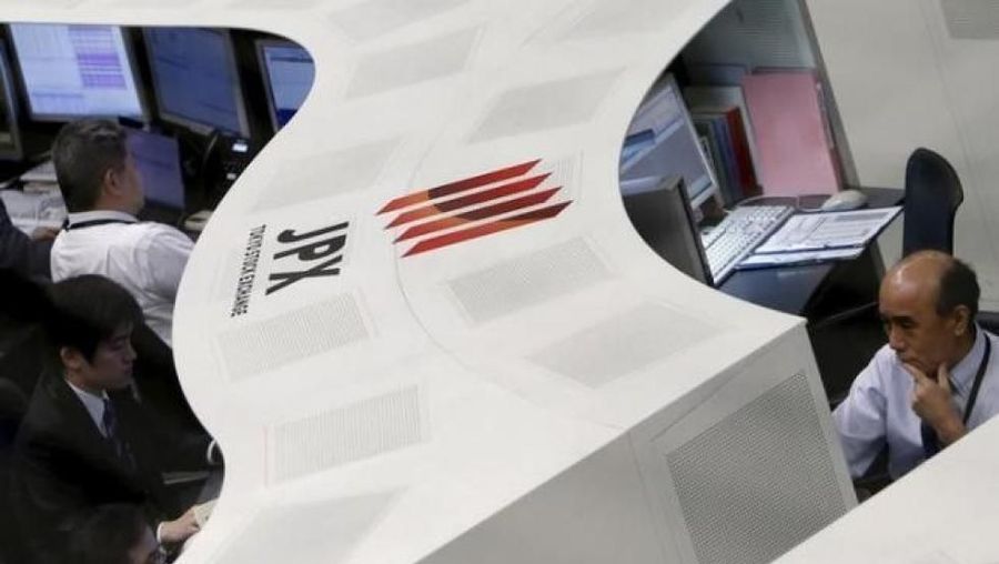 Indeks utama bursa Jepang dibuka melemah karena para investor memilih menantikan hasil rapat bank sentral Bank of Japan (BOJ) yang akan diumumkan hari ini.