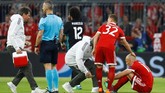 Laga baru berjalan delapan menit Bayern Munchen sudah harus kehilangan winger Arjen Robben karena cedera. Posisi Robben kemudian digantikan Thiago Alcantara. (REUTERS/Kai Pfaffenbach)