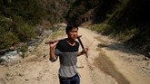 Tantangan mempertahankan tradisi memanah untuk berburu bukan hanya datang dari regulasi, namun juga dari generasi muda. (REUTERS/Aly Song)