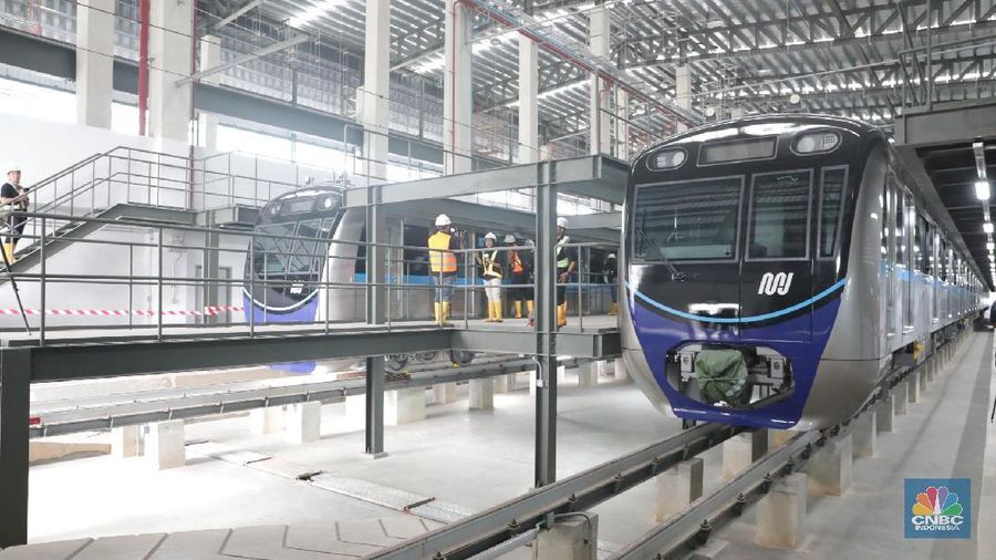 Pengunjung mendokumentasikan depo MRT Jakarta, Kamis (26/4). Satu gerbong kereta berisi satu set 50 kursi, yang mana satu gerbong bisa memuat 250 penumpang. Pihak MRT juga menyediakan fasilitas untuk warga disabilitas dan tempat duduk prioritas. Uji coba statik akan dilakukan pada bulan ini, uji coba dinamik atau bergerak tapi tidak di rel pada Agustus dan untuk uji coba terakhir adalah real tes yang akan dilakukan langsung di rel asli pada Oktober 2018.
Proses pengerjaan keseluruhan MRT sudah sampai 92.5%. Luas tanah di Depo ini sekitar 10,5 hektare. Jadi pusat kegiatan MRT. (CNBC Indonesia/Muhammad Sabki)