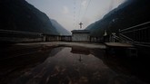 Salah satu harapan dari masyarakat Desa Lisu adalah budaya memanah berburu ini dapat masuk jadi bagian cabang olahraga nasional China. (REUTERS/Aly Song)