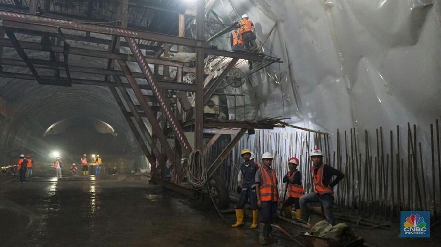 Tol Cileunyi-sumedang-Dawuan (Cisumdawu), merupakan tol pertama di Indonesia yang menggunakan terowongan.