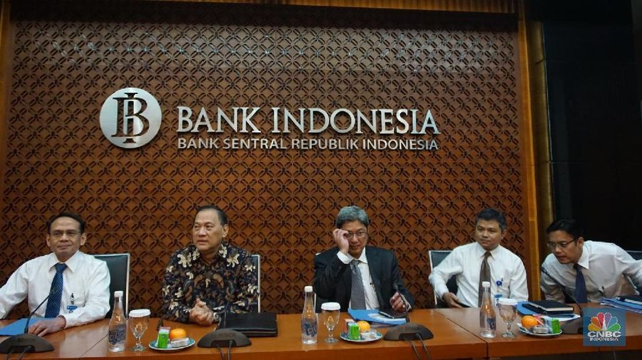 BI menyatakan membuka ruang penyesuaian suku bunga bila rupiah terus melemah terhadap dolar AS.