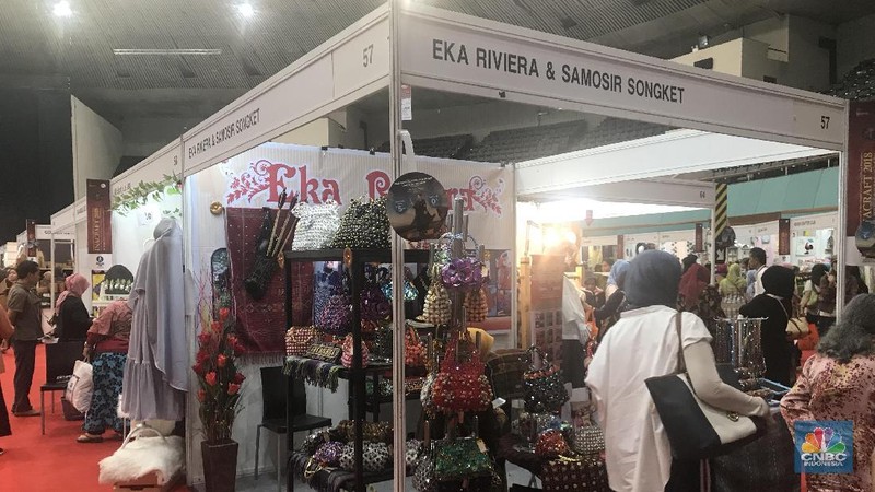 Di pameran ini para pengunjung akan melihat para perajin, pengusaha, produsen dan eksportir kerajinan