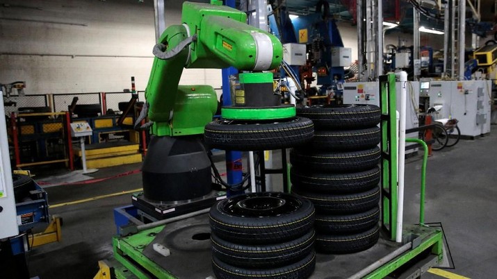 Robotisasi Nyata, Ban-Ban Mobil Anda Bakal Dibuat Robot Pabrik ban juga bersiap penggunaan robot.