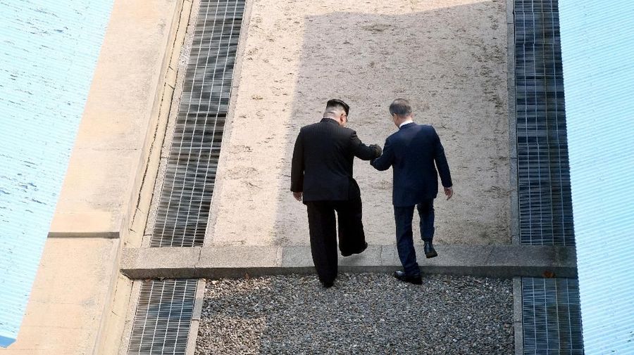 Pemimpin Korut Kim Jong-un dan Presiden Korsel Moon Jae-in bertemu untuk pertama kalinya pada Jumat (27/4/2018) pagi.