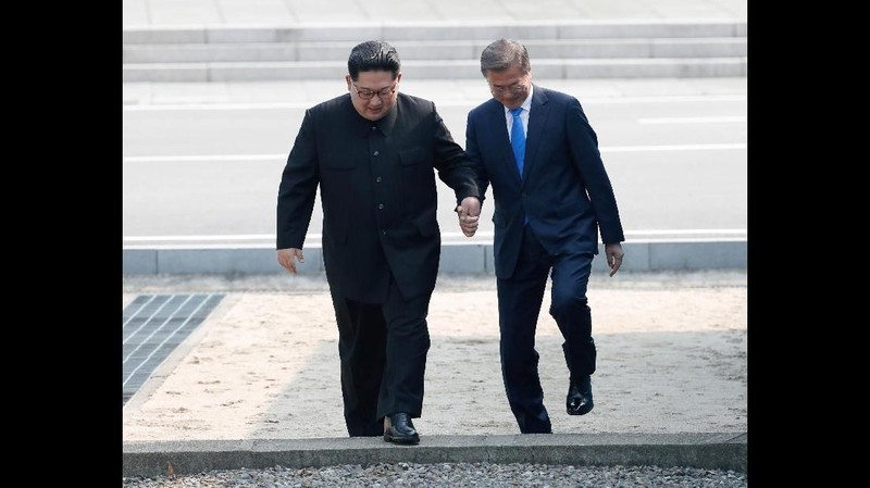 Pemimpin Korut Kim Jong-un dan Presiden Korsel Moon Jae-in bertemu untuk pertama kalinya pada Jumat (27/4/2018) pagi.