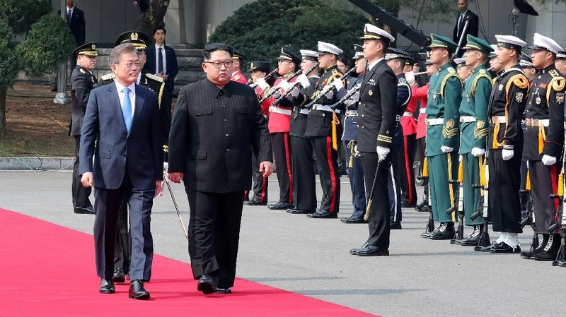 Pemimpin Korut Kim Jong-un dan Presiden Korsel Moon Jae-in bertemu untuk pertama kalinya pada Jumat (27/4/2018) pagi.